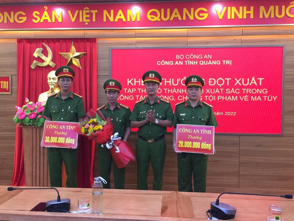 Nhiều tập thể được Công an tỉnh Quảng Trị tổ chức khen thưởng vì có thành tích xuất sắc trong đấu tranh với tội phạm về ma túy (Ảnh: CAQT).