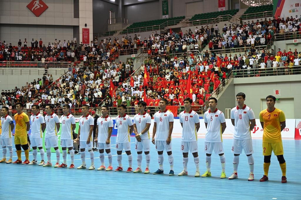 Hình ảnh khán giả phủ kín khán đài sân đấu Futsal SEA Games 31 tại Hà Nam