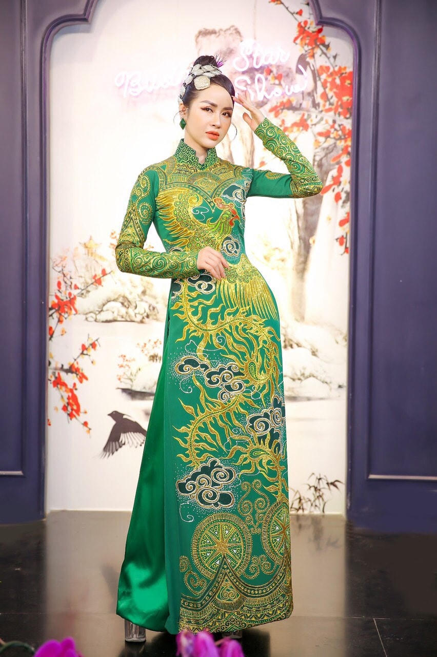 Từ sự kết hợp đặc biệt, David Le tạo nên những bộ trang phục mang đậm bản sắc văn hóa truyền thống nhưng không kém phần hiện đại.   