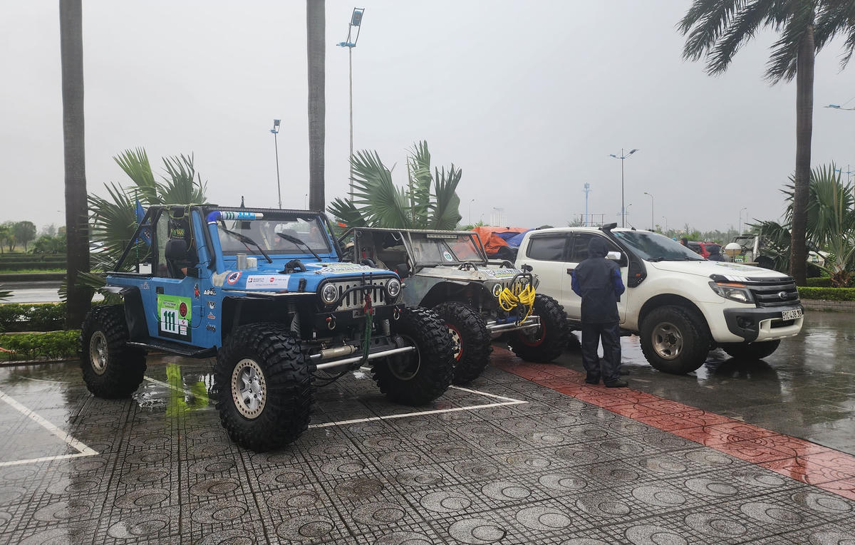 Các đội đua ô tô địa hình sẵn sàng tham gia thi đấu.