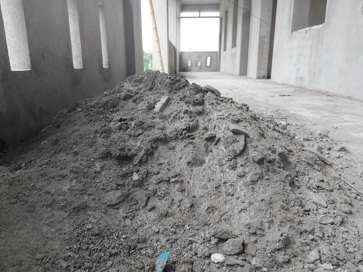 Ngày 28/10, ghi nhận tại khu vực trên, chúng tôi thấy hiện trạng công trình vẫn đang dang dở, vật liệu xây dựng  để bừa bãi. Lối đi lên tầng 2, cầu thang chưa được lát đá, phế thải không được dọn dẹp, vương vãi khắp nơi.