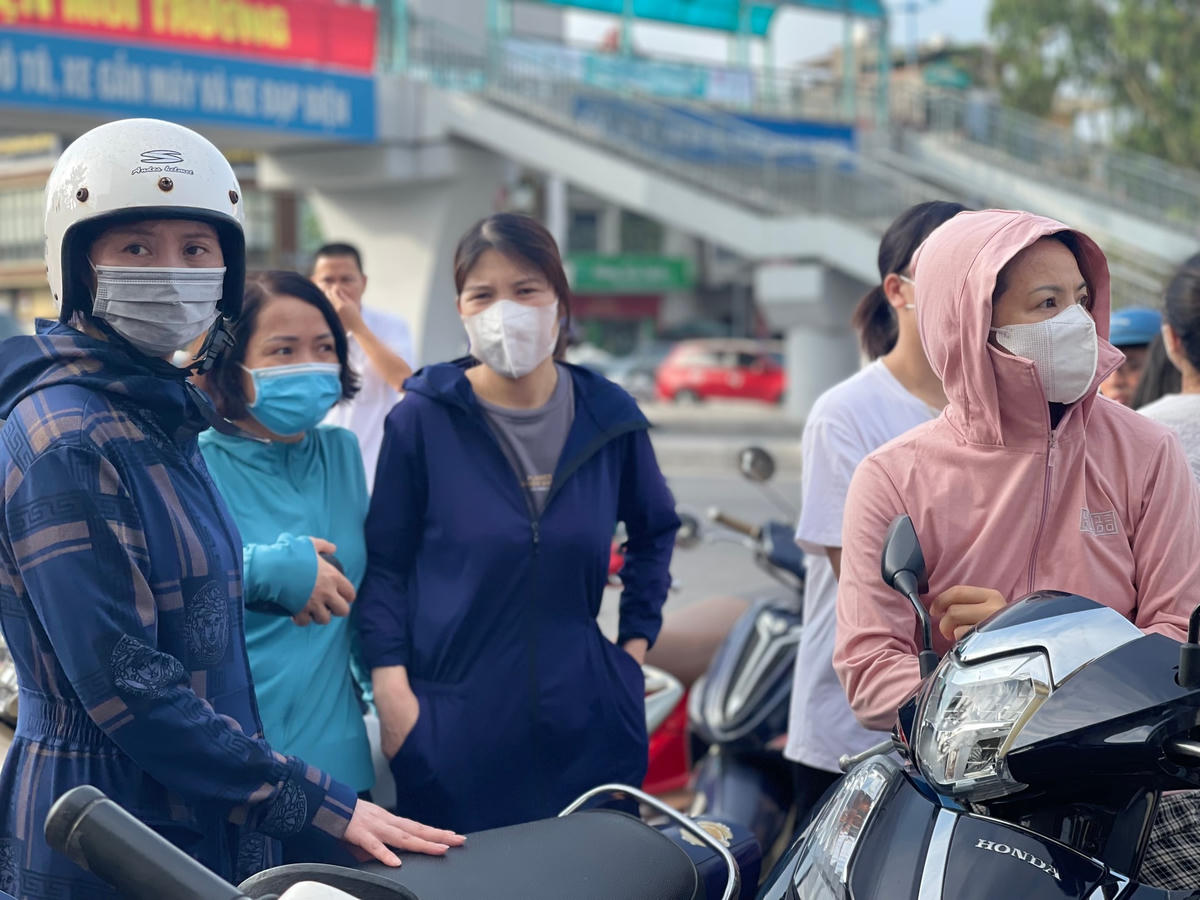 Những khuôn mặt âu lo ngoài cổng điểm thi.