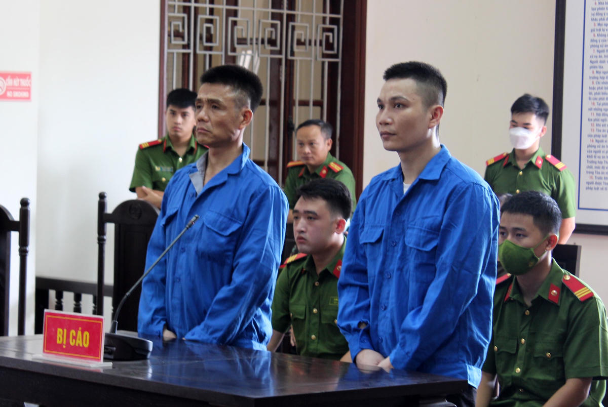 Phiên tòa xét xử đối tượng Chu Viết Tuấn (trái) và Bùi Quý Dương (phải).