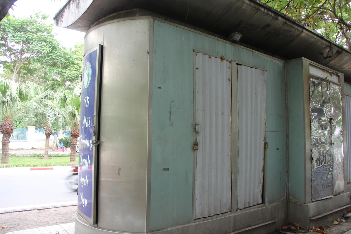 Các hạng mục xuống cấp, nhà vệ sinh cửa đóng then cài.Bà Hiền - một người dân bán nước ở bến xe Mỹ Đình cho biết: "Do nhà vệ sinh không có nước nên người ta khóa cửa lại, người dân vãng lai phóng uế luôn bên ngoài nhà vệ sinh". Những tờ quảng cáo dán nhoem nhuốc.Một nhà vệ sinh bị bỏ hoang, nhếch nhác trên đường Giáp Nhất.