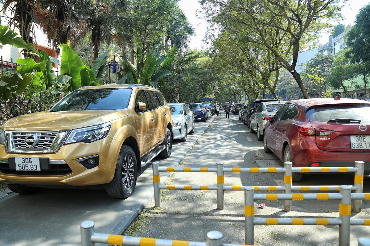 Vừa qua, ngày 16/12, Chủ tịch UBND thành phố Hà Nội Trương Sỹ Thanh đã ký văn bản, yêu cầu UBND các quận, huyện, thị xã tăng cường kiểm tra, giám sát việc quản lý, sử dụng hè phổ theo đúng công năng, mục tiêu đầu tư và thiết kế được cấp có thẩm quyền phê duyệt.