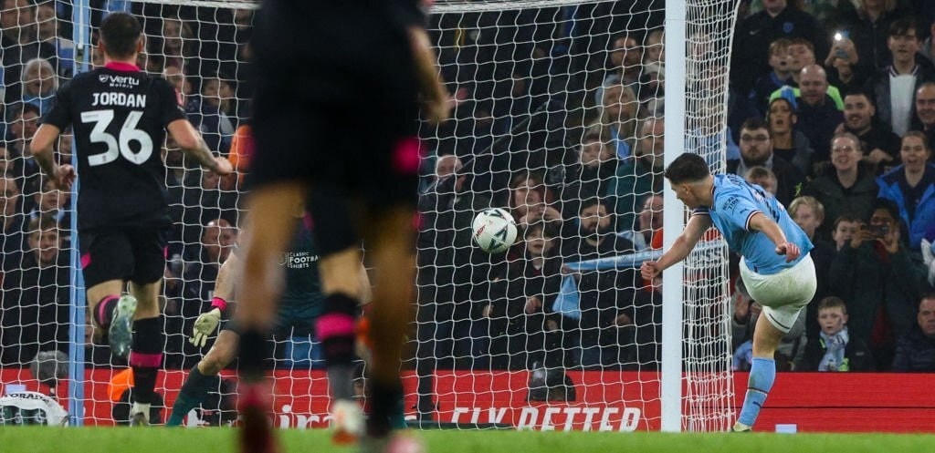 Alvarez lập cú đúp với bàn gia tăng cách biệt lên 6-0 ở phút 73. Ảnh: GI.