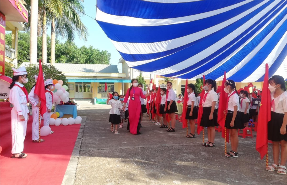 Lễ khai giảng ở trường tiểu học Đồn Đạc (xã Đồn Đạc, huyện Ba Chẽ).