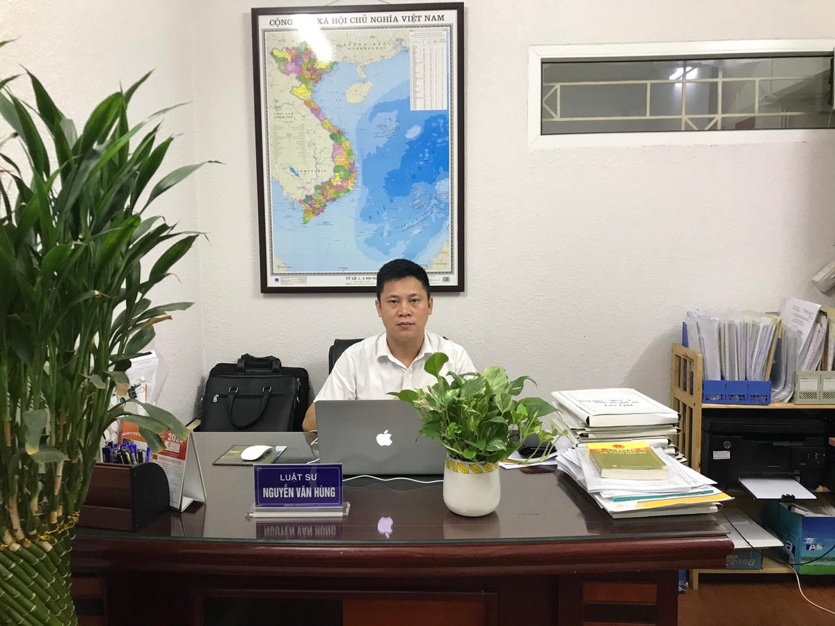 Nhận định về vụ việc trên, Luật sư Nguyễn Văn Hùng, Công ty Luật TNHH CHD LAW - Đoàn luật sư thành phố Hà Nội cho rằng: Theo tài liệu tiếp cận được từ người dân, việc làm trên của cán bộ UBND xã Nam Phương Tiến lúc đó là vi phạm Quy định của Luật đất đai 2013.