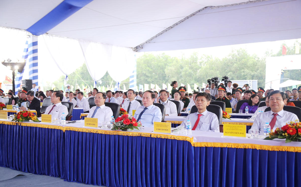 Ủy viên Trung ương Đảng, Phó Chủ tịch-Tổng thư ký UBTƯ MTTQ Việt Nam Lê Tiến Châu dự lễ khởi công tại điểm cầu Hậu Giang. 