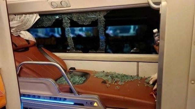 Xe khách bị các đối tượng ném đá vỡ kính chắn gió.