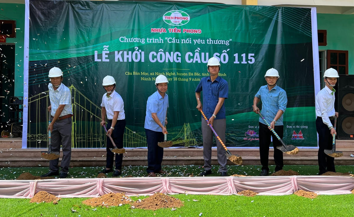 Các đại biểu tham dự Lễ khởi công cầu bản Mọc tại xã Nánh Nghê, huyện Đà Bắc.
