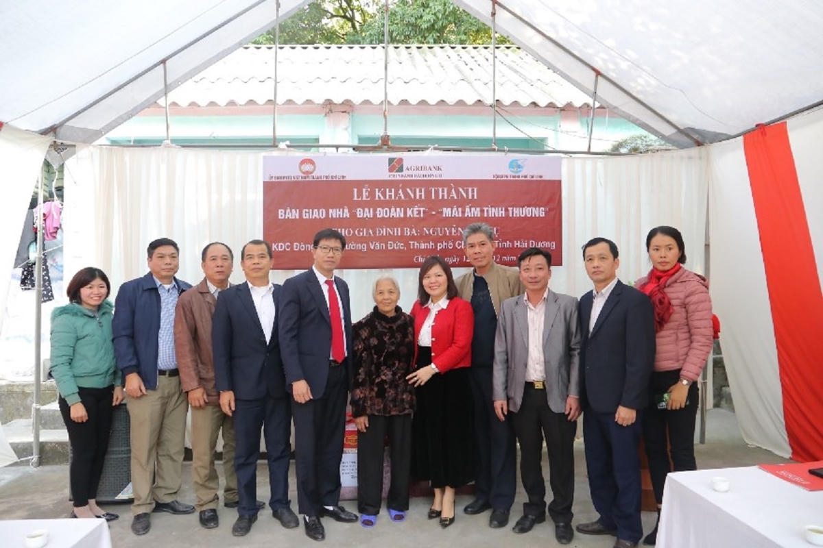 Ủy ban MTTQ thành phố Chí Linh (Hải Dương) phối hợp với doanh nghiệp trao nhà Đại đoàn kết cho người nghèo tại địa phương.  