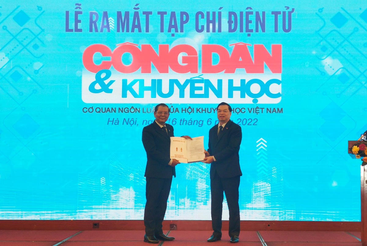 Lãnh đạo Hội Khuyến học Việt Nam trao quyết định bổ nhiệm Tổng Biên tập Tạp chí điện tử Công dân và Khuyến học cho nhà báo Tô Quang Phán.