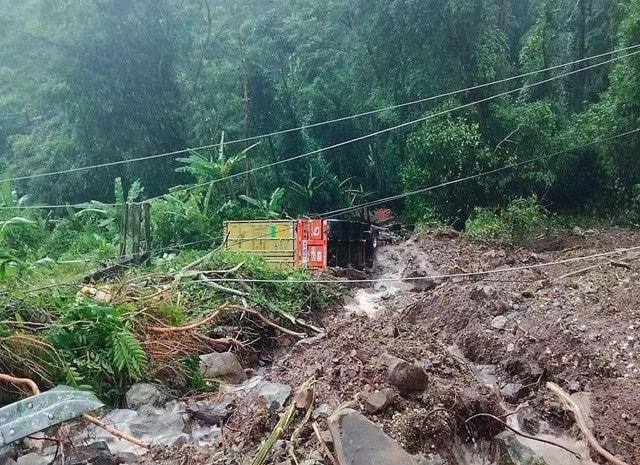 Nhiều phương tiện của Việt Nam bị nước cuốn, đất đá vùi lấp trong vụ sạt lở.