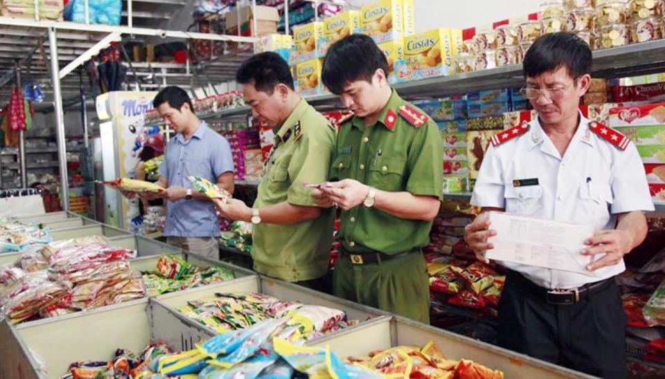 Kiểm tra vệ sinh an toàn thực phẩm tại Hà Nội. Ảnh: Báo Hà Nội Mới.  