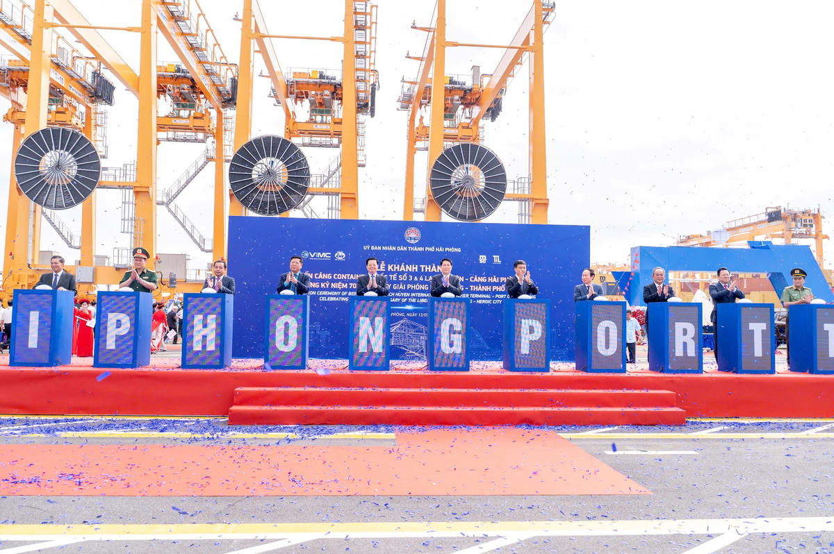 Các đại biểu nhấn nút khánh thành bến cảng container quốc tế số 3 và 4 Lạch Huyện - cảng Hải Phòng. Ảnh: CTV.