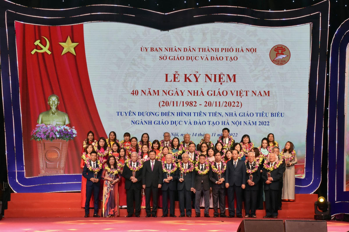 Ban tổ chức trao biểu trưng cho 40 nhà giáo tiêu biểu Thủ đô giai đoạn 1982-2022.