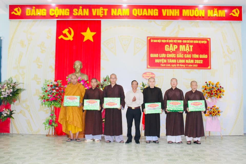Tặng quà cho các chức sắc tiêu biểu đại diện các tổ chức tôn giáo tại địa phương.