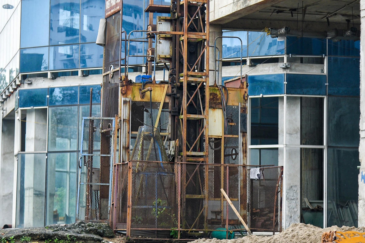 Máy móc, thiết bị hoen rỉ tại dự án.