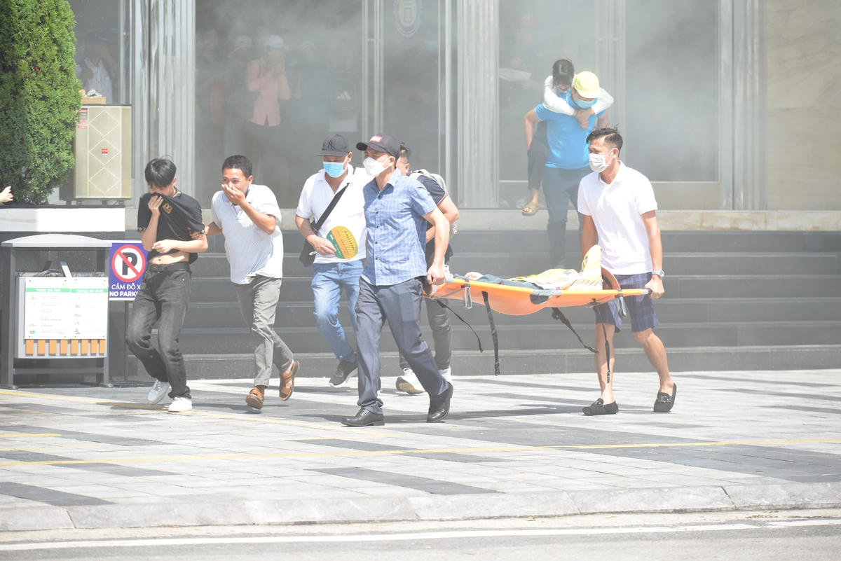 Du khách và nhân viên khách sạn sơ tán, tháo chạy khỏi khu vực nguy hiểm.