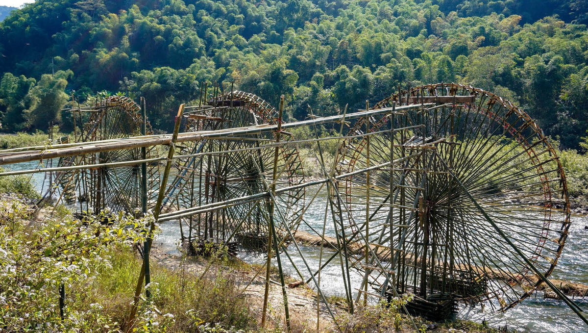 Ghi nhận ở thôn Sát, xã Ban Công (huyện Bá Thước) được biết, ở nơi đây, đồng ruộng của bà con thường cao hơn sông, suối nên vào mùa khô hạn, người dân không có nước để làm đất. Trước bài toán khó, bà con đã nghĩ ra cách làm những guồng nước để có thể cung cấp nguồn nước tưới tiêu từ suối dẫn vào đồng ruộng.