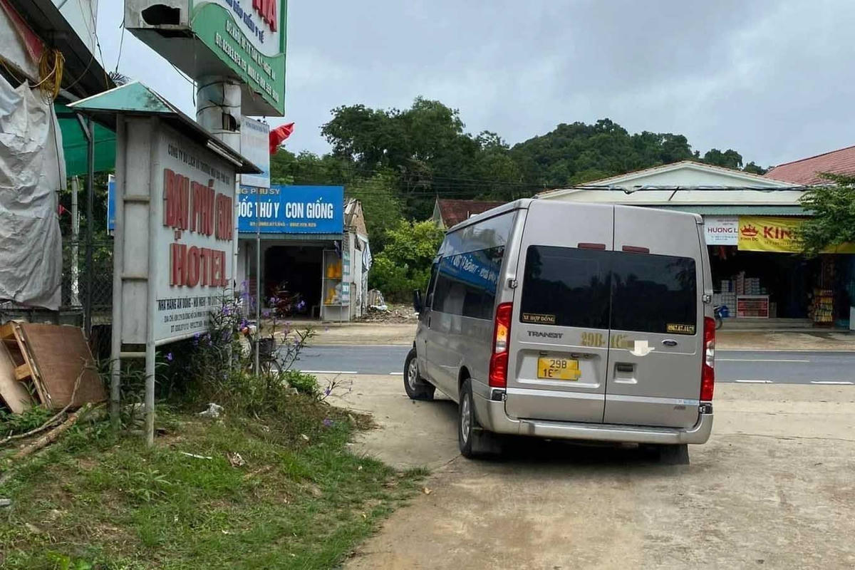 Sau khi 'gom' được số tiền từ người dân, nhóm người bỏ đi trên xe ô tô có BKS Hà Nội.