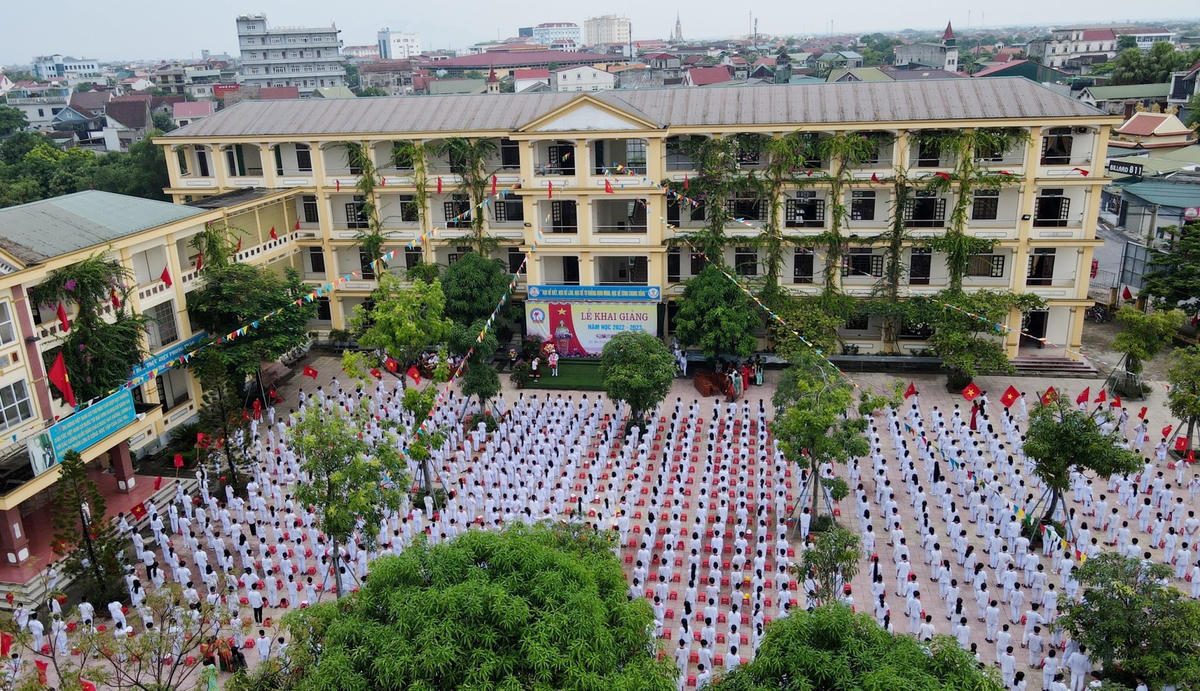 Tại Hà Tĩnh, sáng 5/9, hơn 350 ngàn giáo viên và học sinh ở 668 trường học trên địa bàn tỉnh này háo hức đến trường. Lễ khai giảng năm học mới 2022-2023 được tổ chức trong bối cảnh dịch bệnh Covid-19 được kiểm soát, tạo nên một không khí vui tươi, phấn khởi trong ngày hội toàn dân đưa trẻ đến trường.