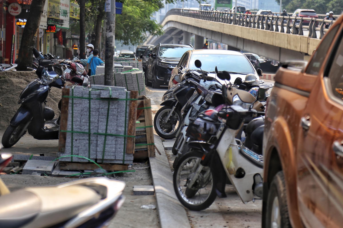 Vật liệu xây dựng chất đống trên vỉa hè. Hàng dài xe ngang nhiên lấn chiếm lòng đường khiến tuyến phố Láng Hạ trở lên nhếch nhác, mất mỹ quan.
