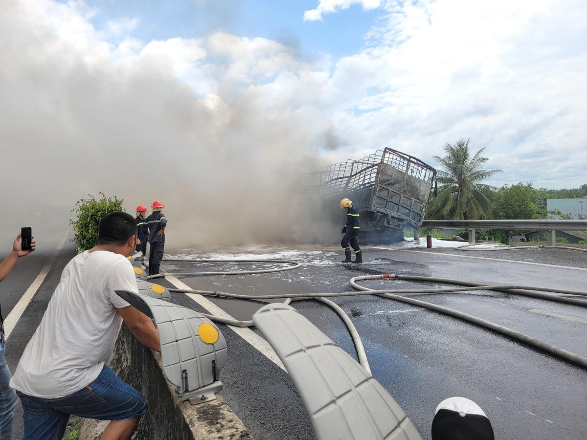   Hiện trường vụ cháy trên cao tốc Trung Lương - TP HCM, ngày 4/5.