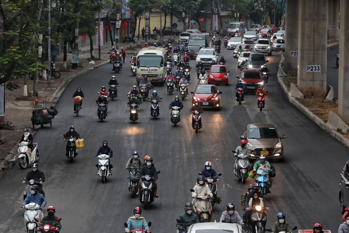 Mật độ giao thông chưa tăng cao giúp người dân di chuyển dễ dàng hơn.