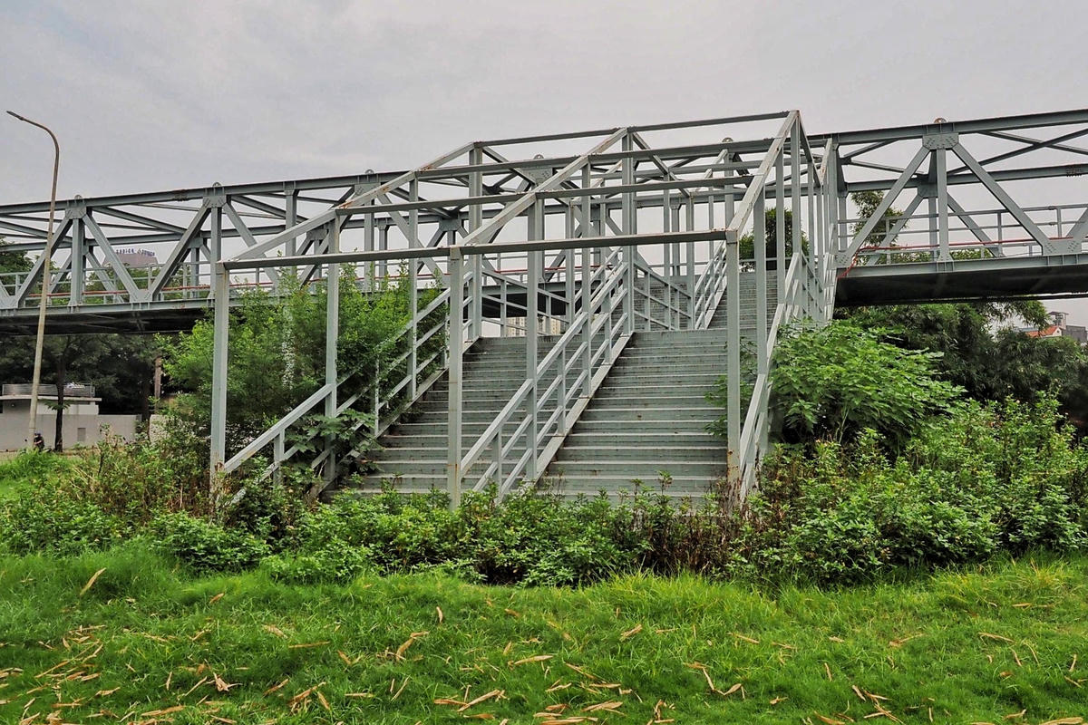 Anh Bùi Quốc Đạt trú tại Gia Lâm, Hà Nội cho hay, nhiều lần đi qua đây anh Đạt cũng khá tò mò không biết vì sao cây cầu này lại có lối đi xuống kỳ lạ đâm thẳng vào bồn cây như vậy.