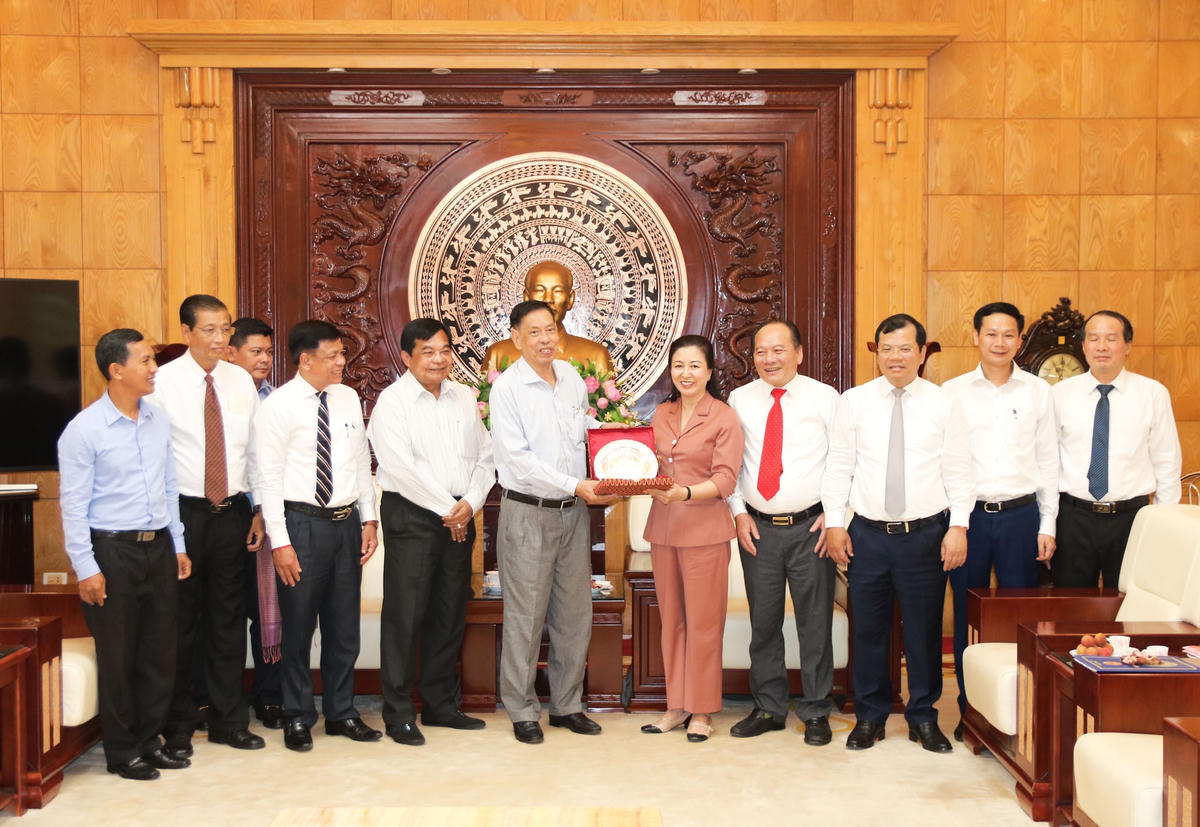 Phó Bí thư Thường trực Tỉnh ủy Bắc Giang Lê Thị Thu Hồng tiếp ông Nhem Valy cùng Đoàn đại biểu cấp cao Hội đồng Quốc gia Mặt trận Đoàn kết Phát triển Tổ quốc Campuchia.