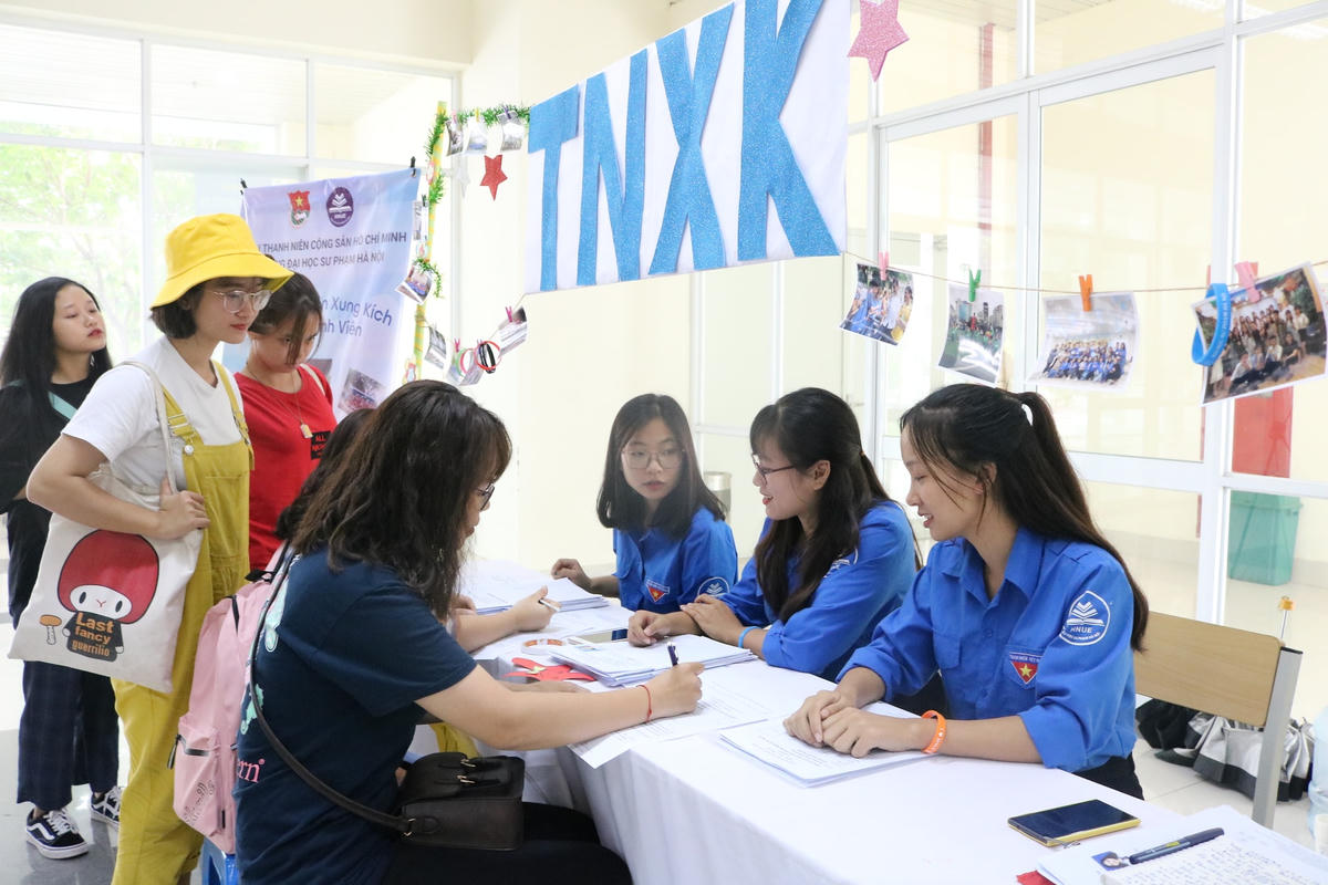 Sinh viên Trường Đại học Sư phạm Hà Nội tham gia hoạt động của nhà trường.