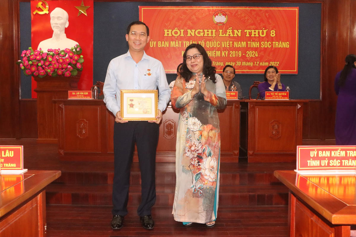 Phó Bí thư Tỉnh ủy Sóc Trăng Hồ Thị Cẩm Đào trao kỷ niệm cho cá nhân có những đóng góp cho công tác Mặt trận.