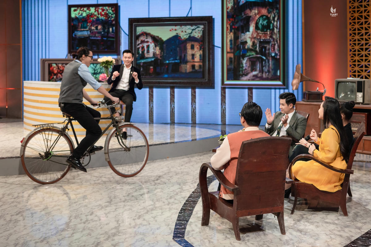 Duy Hùng tái hiện nhiều kỷ niệm tình yêu trên sân khấu.