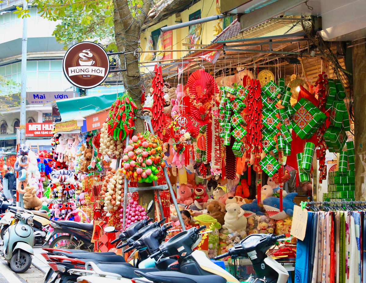 Mỗi dịp Tết đến Xuân về trên phố Hàng Mã lại ngập tràn sắc đỏ đặc trưng của ngày Tết. 