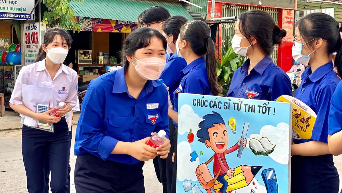 Các bạn tình nguyện viên tiếp sức cho TS.