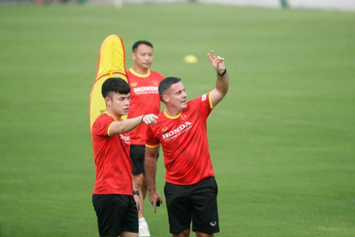 Nụ cười rạng rỡ của Văn Lâm khi được tập cùng các đồng đội trên sân tập quen thuộc sau khi trở về từ Nhật Bản. 