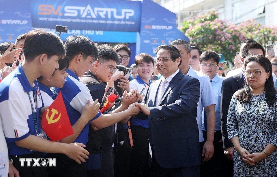 Thủ tướng Phạm Minh Chính với học sinh, sinh viên tham dự Ngày hội Khởi nghiệp quốc gia của học sinh, sinh viên lần thứ 7. (Ảnh: Dương Giang/TTXVN)