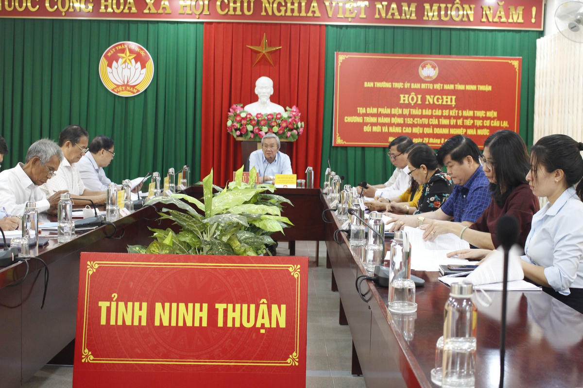 Ông Lê Văn Bình, Chủ tịch Ủy ban MTTQ Việt Nam tỉnh  Ninh Thuận chủ trì buổi tọa đàm. 