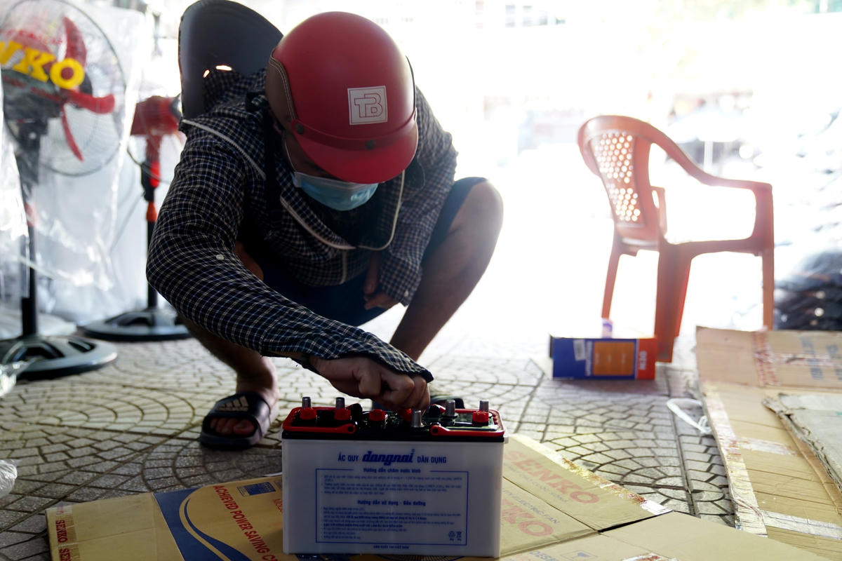 ...hay những bình ắcquy để dự phòng.