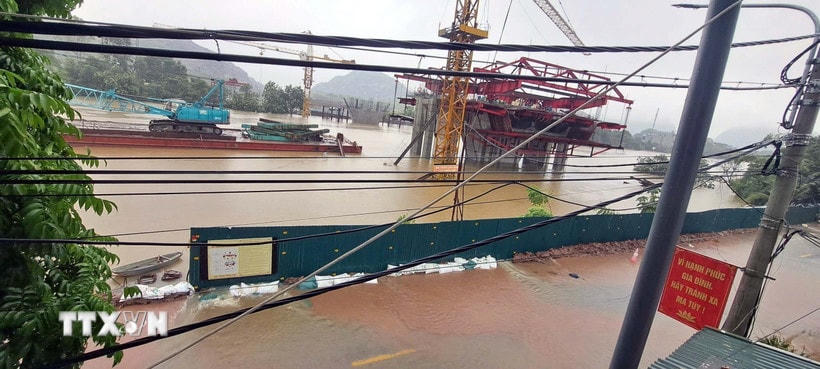 Nước lũ dâng cao trên sông Đáy. (Ảnh: TTXVN phát)