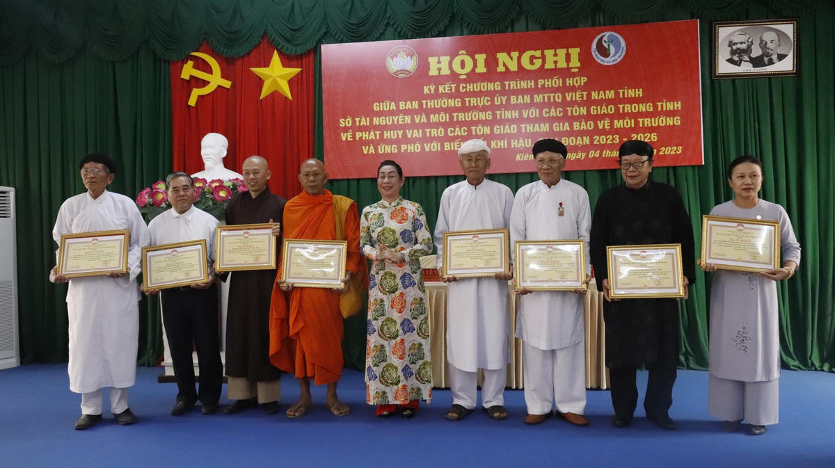 Bà Lê Thị Vệ, Chủ tịch UBMTTQ Việt Nam tỉnh Kiên Giang tặng bằng khen cho các tập thể có thành tích xuất sắc trong chương trình phối hợp phát huy vai trò các tôn giáo tham gia bảo vệ môi trường, ứng phó với biến đổi khí hậu giai đoạn 2016-2020.
