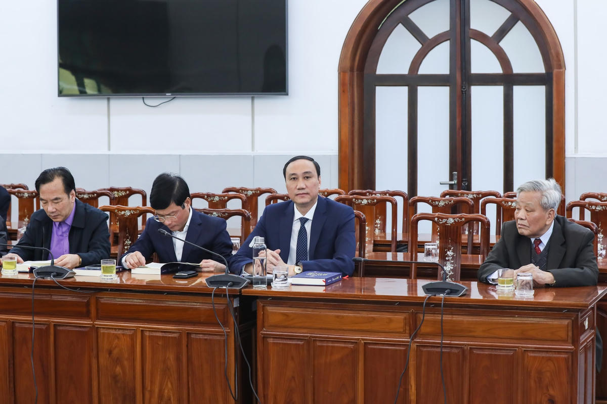 Các đại biểu tham dự buổi gặp mặt giới thiệu cuốn sách “Những ánh sao Khuê” 