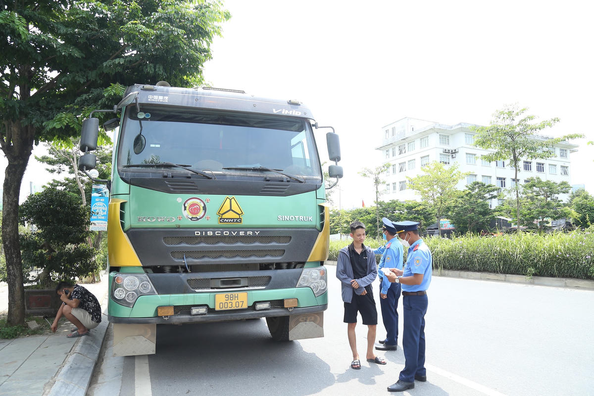 Các xe ô tô vận chuyển hàng quá tải, vi phạm vệ sinh môi trường trên địa bàn thành phố diễn ra ngày càng phức tạp.