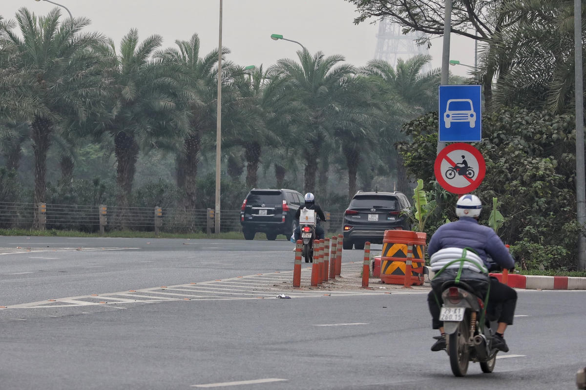 Đáng nói, dù đã có biển cắm cấm xe máy đi vào làn cao tốc, những trong nhiều năm qua, tình trạng xe máy bất chấp nguy hiểm đi vào làn đường cao tốc vẫn diễn ra nhưng chưa có biện pháp xử lý triệt để.