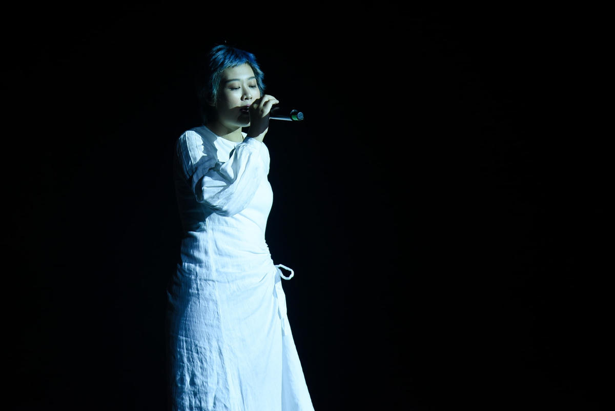 Mạc Mai Sương - giọng ca mang đậm chất indie lần đầu thể hiện nhạc phẩm "Thư tình cuối mùa thu" (nhạc Phan Huỳnh Điểu, thơ Xuân Quỳnh). Tuy khá rụt rè khi chưa diễn nhiều tại các chương trình lớn nhưng Mạc Mai Sương mang tới một nét vẽ tươi mới, tinh khôi và không kém phần hiện đại cho đêm nghệ thuật.