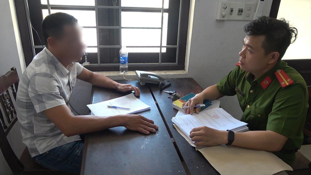 Đối tượng Trần Ngọc Vinh tại cơ quan Công an.