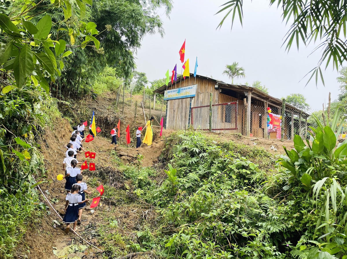 Học sinh đến điểm trường Lăng Lương khai giảng năm học mới.
