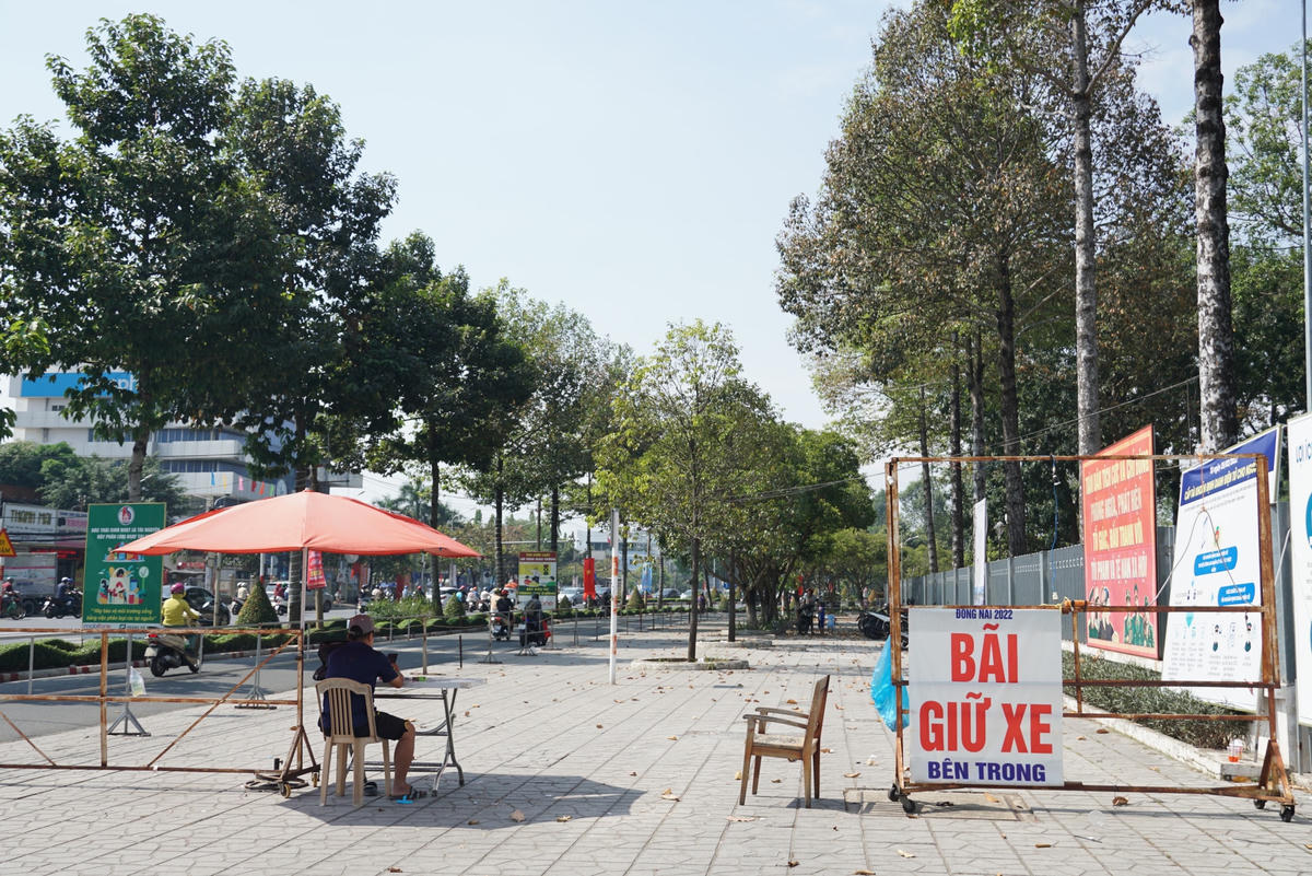Bãi giữ xe trống khách gửi. Ảnh: Mạnh Thìn.